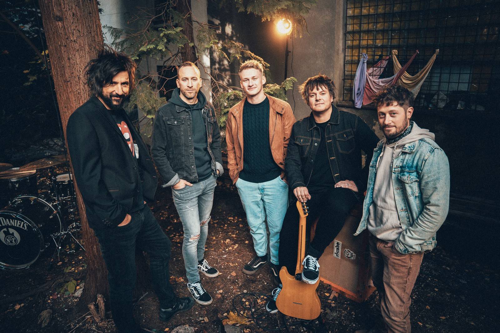 TOP 7 videoklipů týdne: Geoff Tyson zpívá o lásce ve světě, který se vymyká kontrole, Foo Fighters mají nové album a Marek Ztracený se těší na pátek