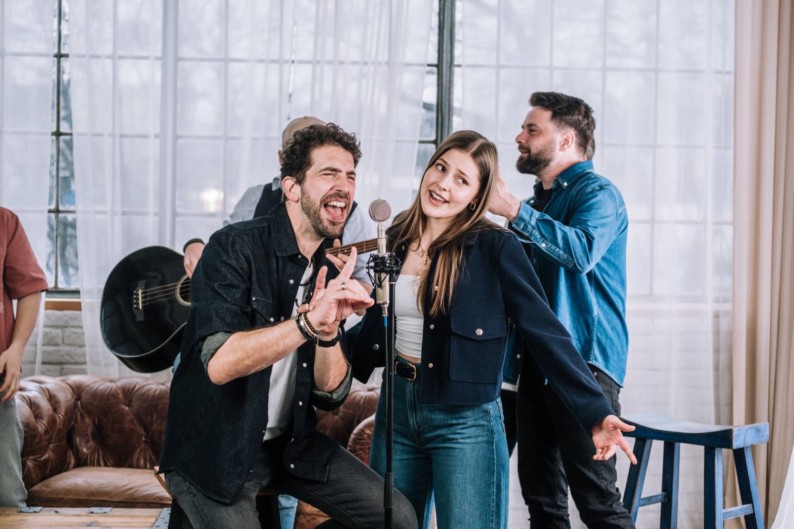TOP 7 videoklipů týdne: Ewa Farna zve do Edenu, Jamaron vzpomínají na show ve Foru Karlín a Jelen přezpíval píseň Jiřího Suchého