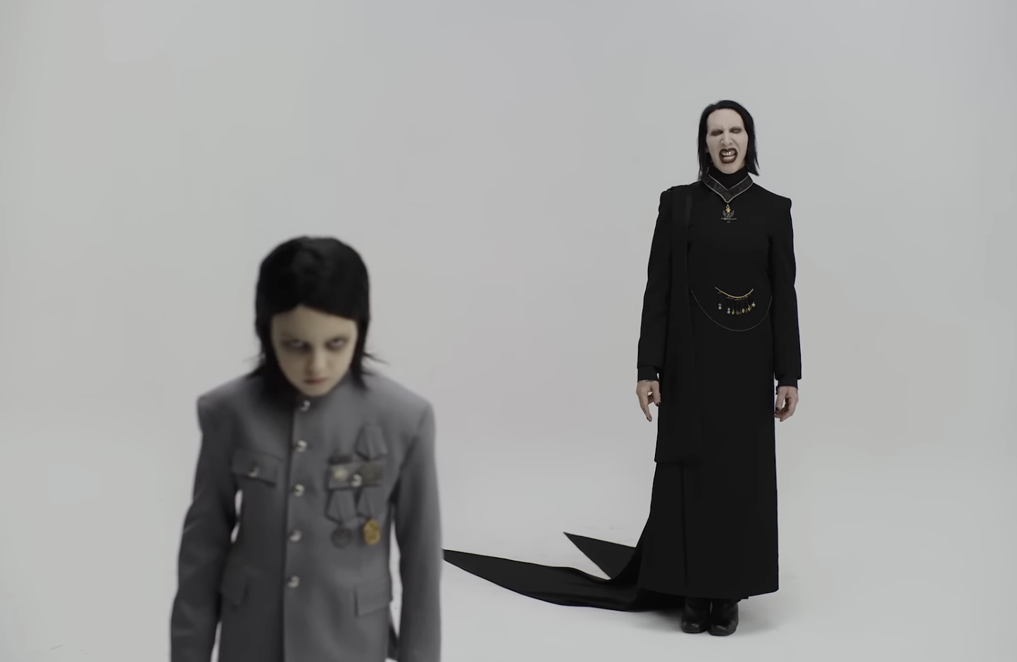 TOP 7 videoklipů týdne: Marilyn Manson čelí nepříteli, Honza Křížek zpívá o tom, že čas nejde vrátit a Slovenka Adéla boří hranice 