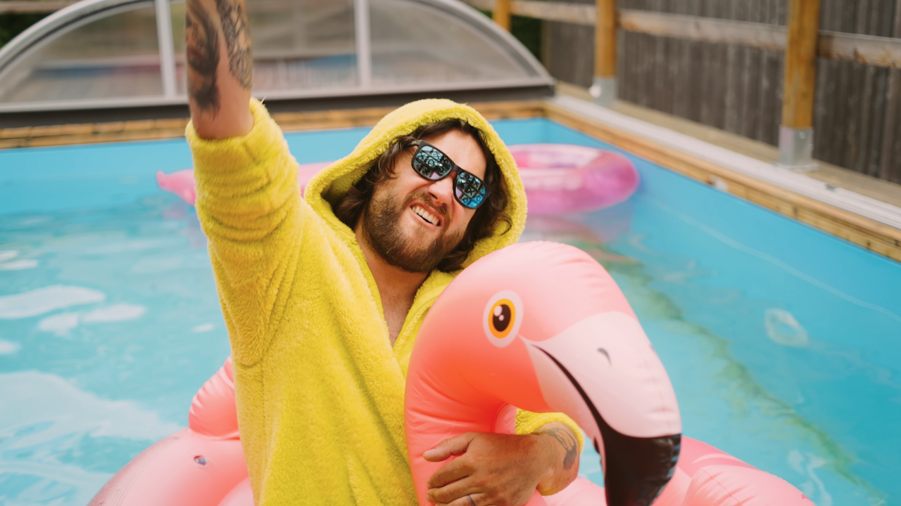 TOP 7 videoklipů týdne: Škwor žije na hraně, Weezer pozvali za bicí Tonyho Hawka a Horkýže Slíže slibují nové album
