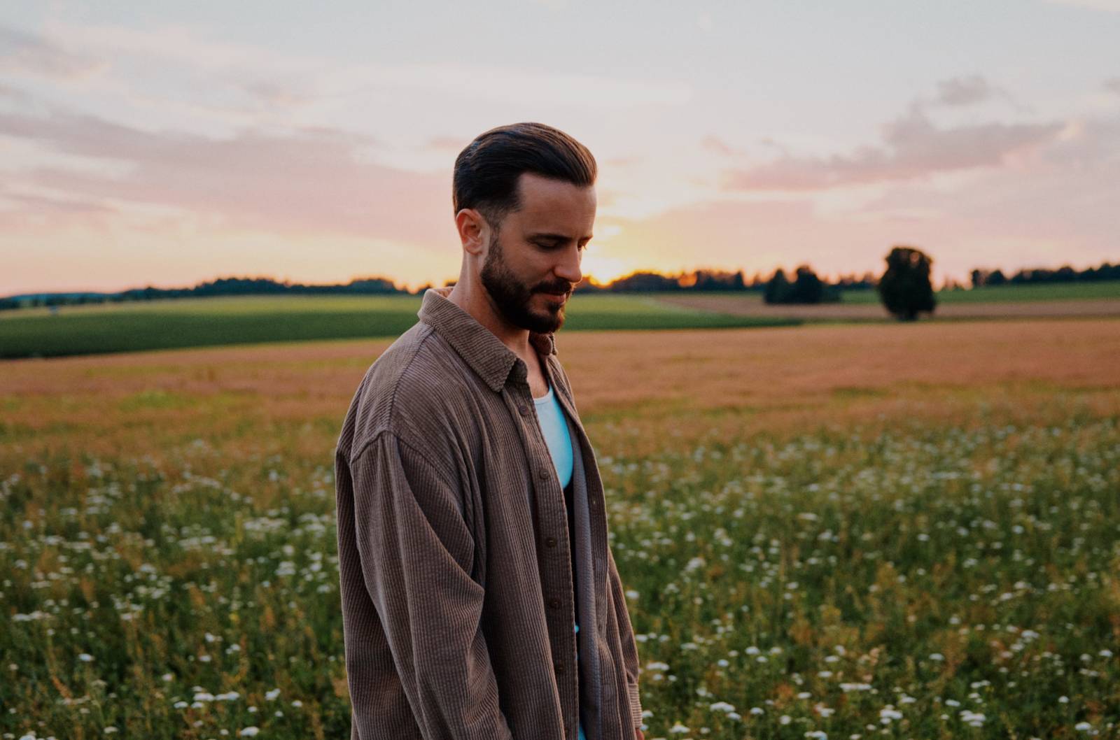 TOP 7 videoklipů týdne: Pedro od Wohnout se vrací na scénu, České srdce zachycuje atmosféru babího léta a Sebastian s Benem Cristovao vsadili na tvrdý rock