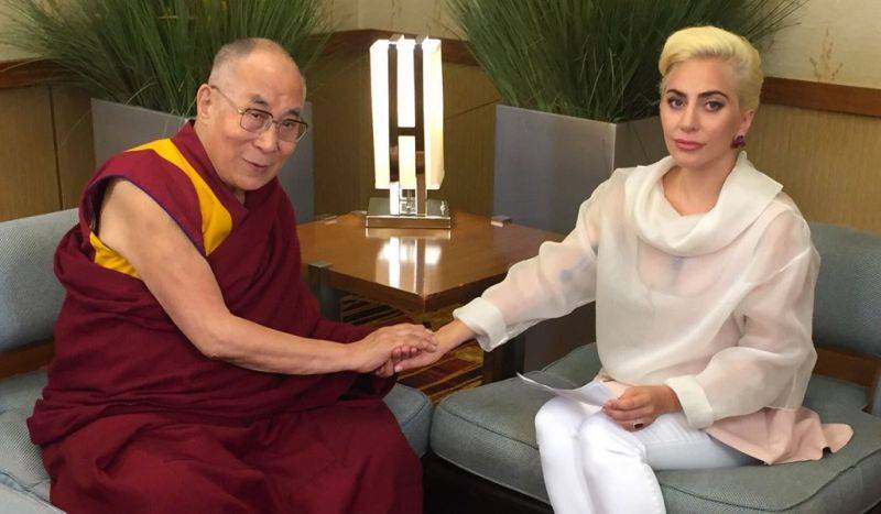 AUDIO: Lady Gaga zpívá jako nikdy předtím. V Perfect Illusion se vysmívá popovým konvencím