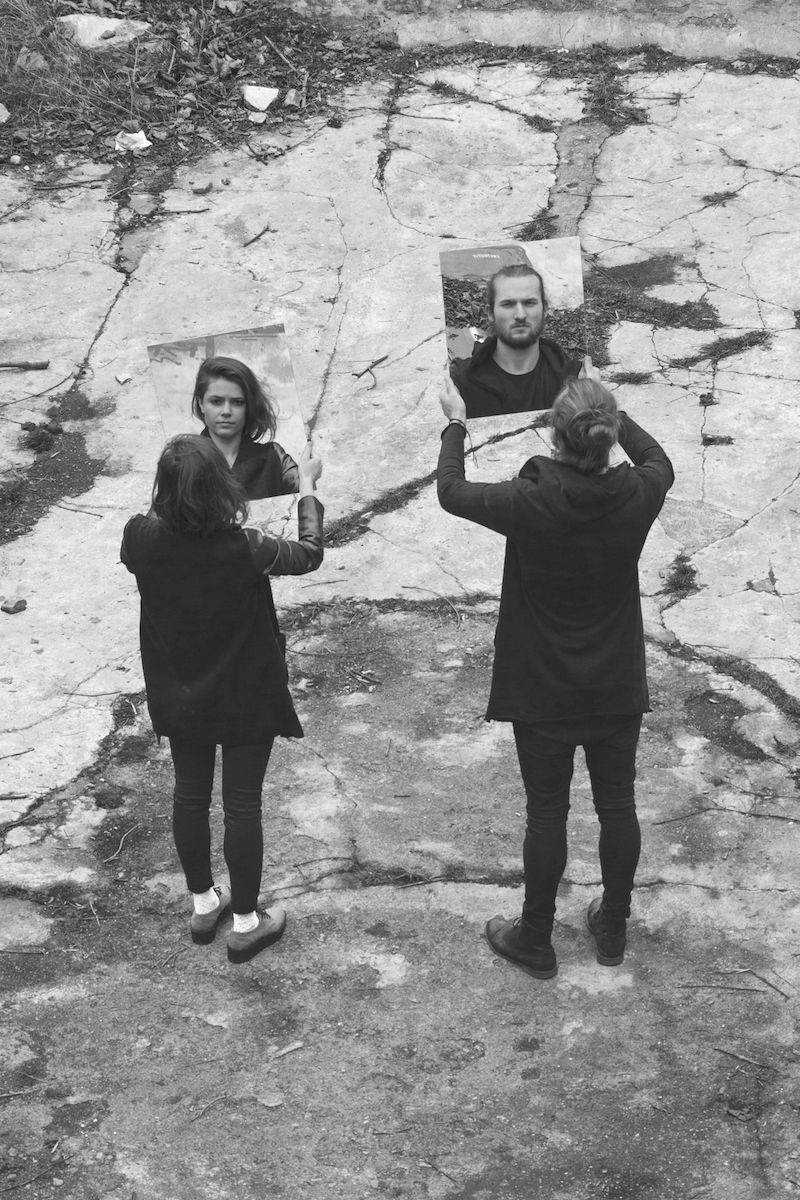PREMIÉRA: Poslechněte si nové EP Mirrors indie folkových teepee. Pokřtí ho v Praze na koncertě s Thomem Artwayem