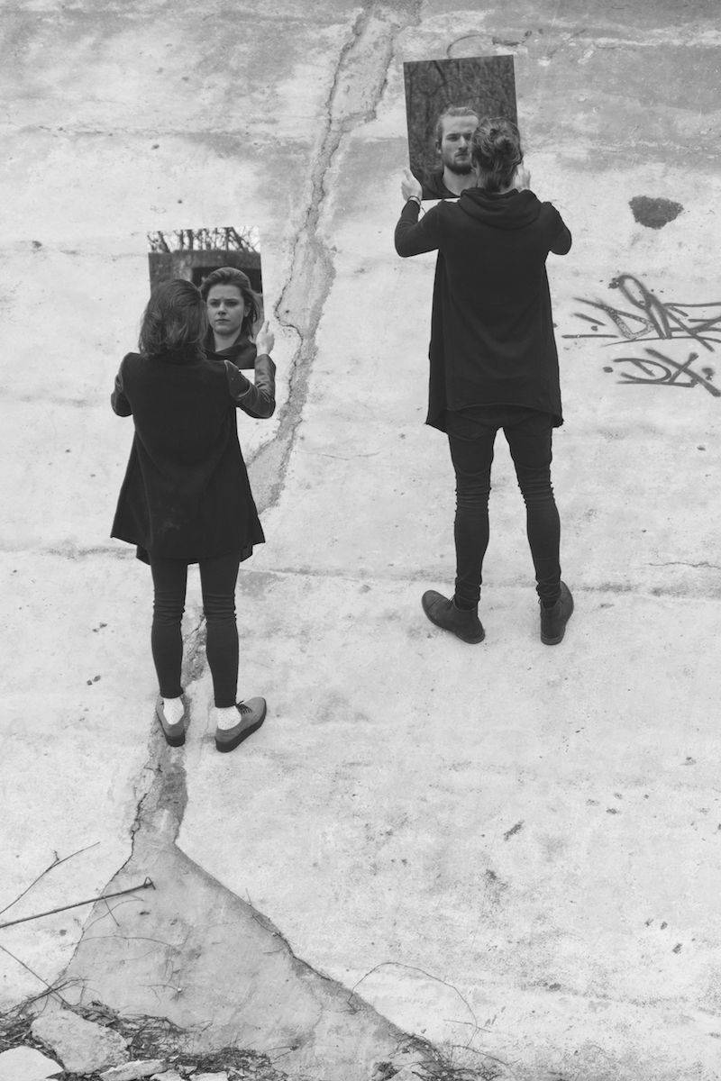 PREMIÉRA: Poslechněte si nové EP Mirrors indie folkových teepee. Pokřtí ho v Praze na koncertě s Thomem Artwayem