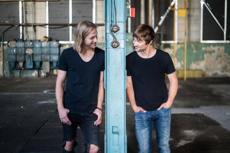 AUDIO: Tomáš Klus nazpíval píseň se svou ženou Tamarou. Věří v ní, že se svět promění