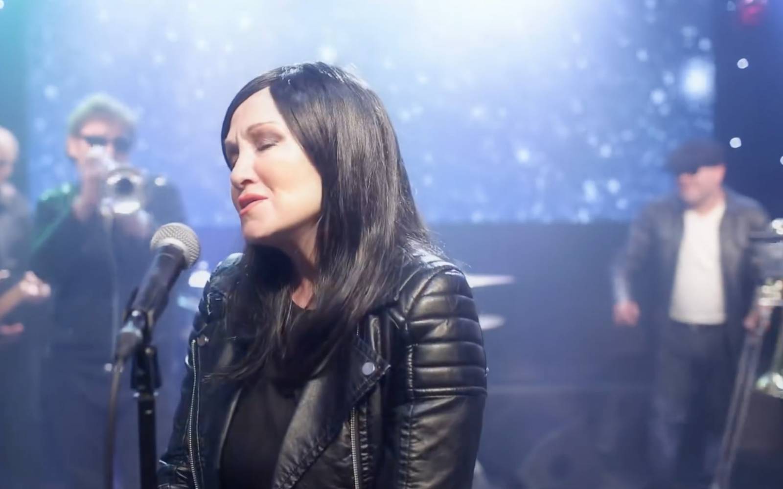 BIZÁR TÝDNE: „Jsou Vánoce, ty vole,“ těší se Bára Basiková. Těšme se, ty vole, také