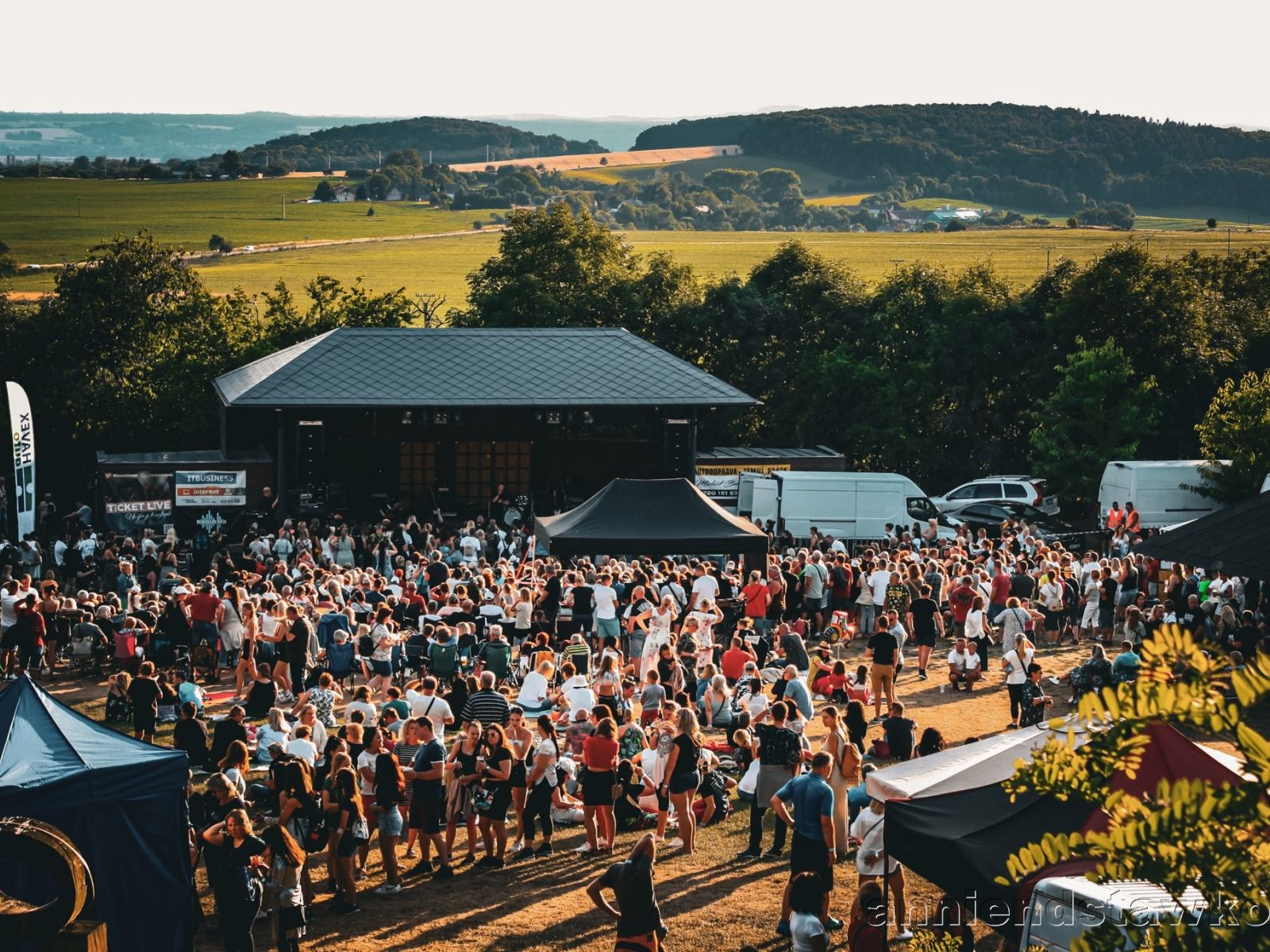 VIDEO: Platonic debutují klipem Tráva, který zobrazuje youtuberskou love story