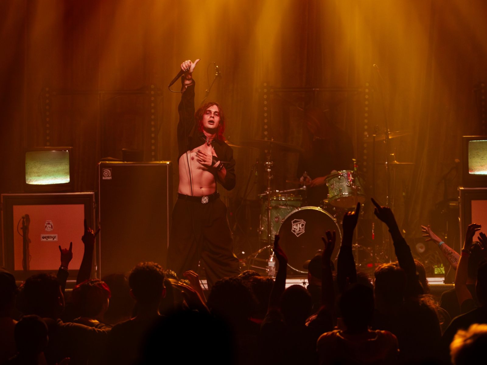 VIDEO: Platonic debutují klipem Tráva, který zobrazuje youtuberskou love story