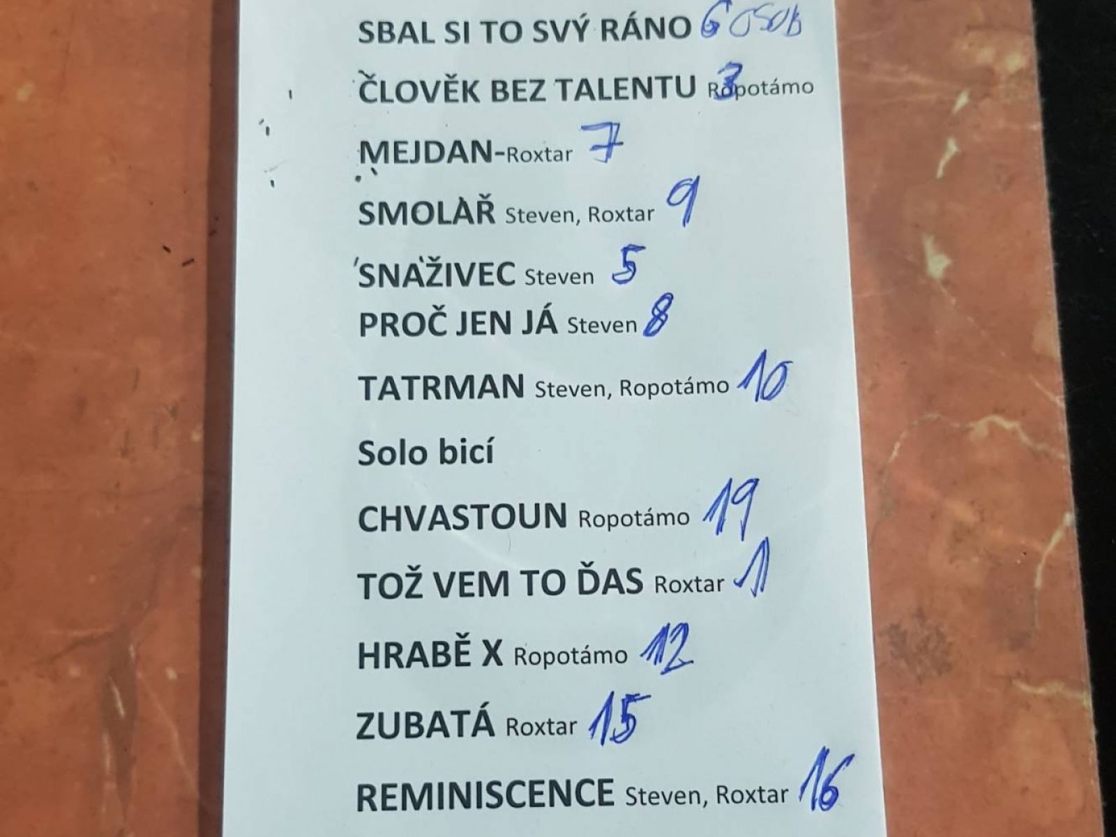 VIDEO: Platonic debutují klipem Tráva, který zobrazuje youtuberskou love story