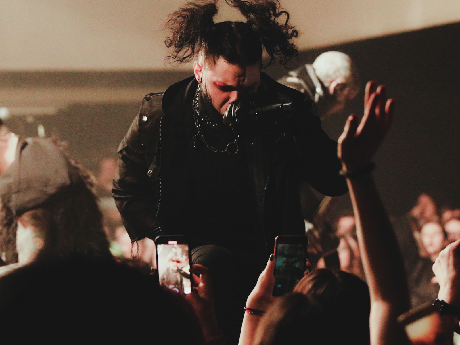 VIDEO: Platonic debutují klipem Tráva, který zobrazuje youtuberskou love story