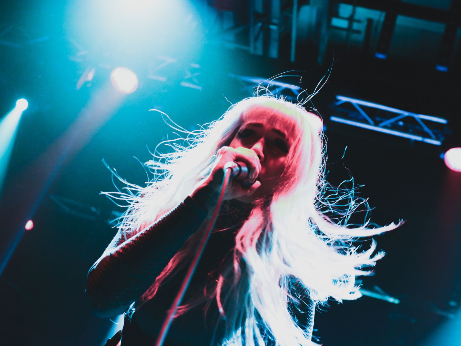 VIDEO: Platonic debutují klipem Tráva, který zobrazuje youtuberskou love story