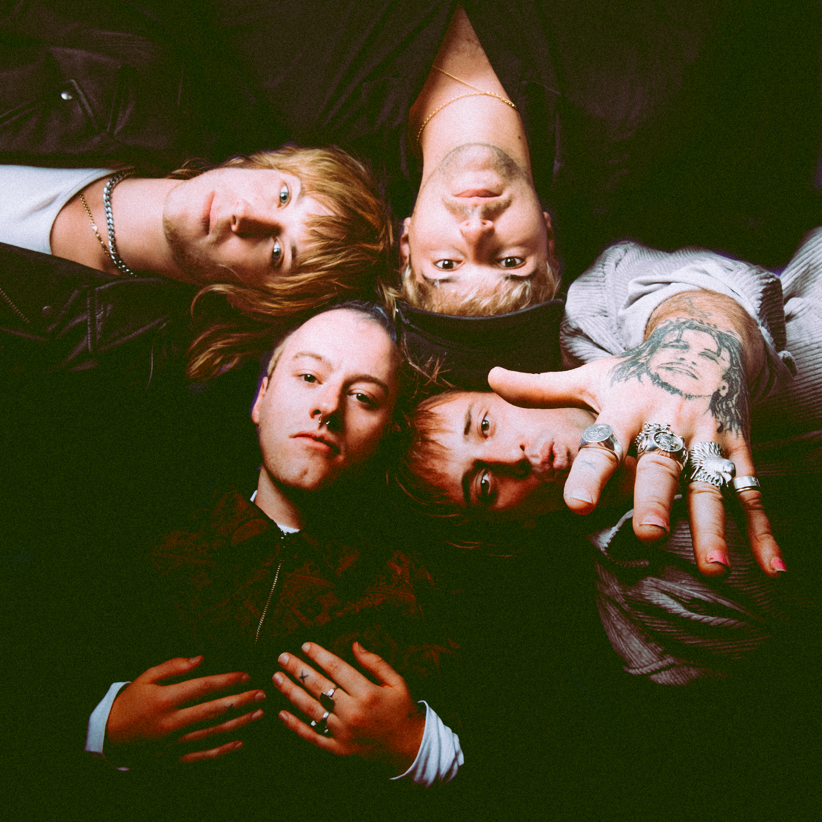 VIDEO: Platonic debutují klipem Tráva, který zobrazuje youtuberskou love story