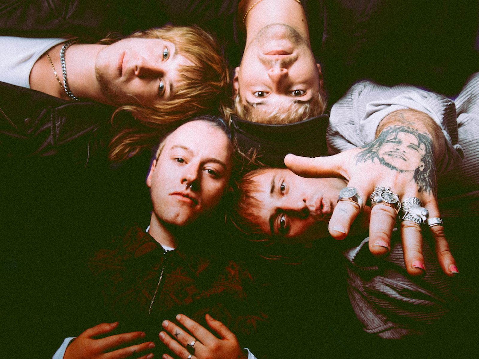 VIDEO: Platonic debutují klipem Tráva, který zobrazuje youtuberskou love story