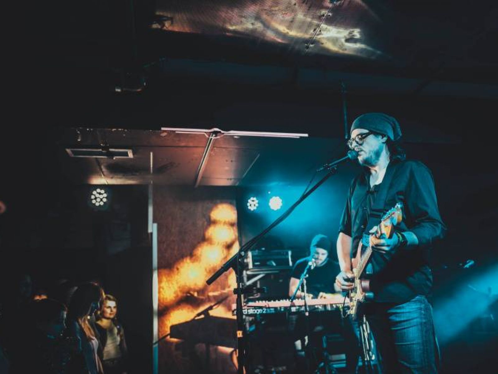 VIDEO: Platonic debutují klipem Tráva, který zobrazuje youtuberskou love story