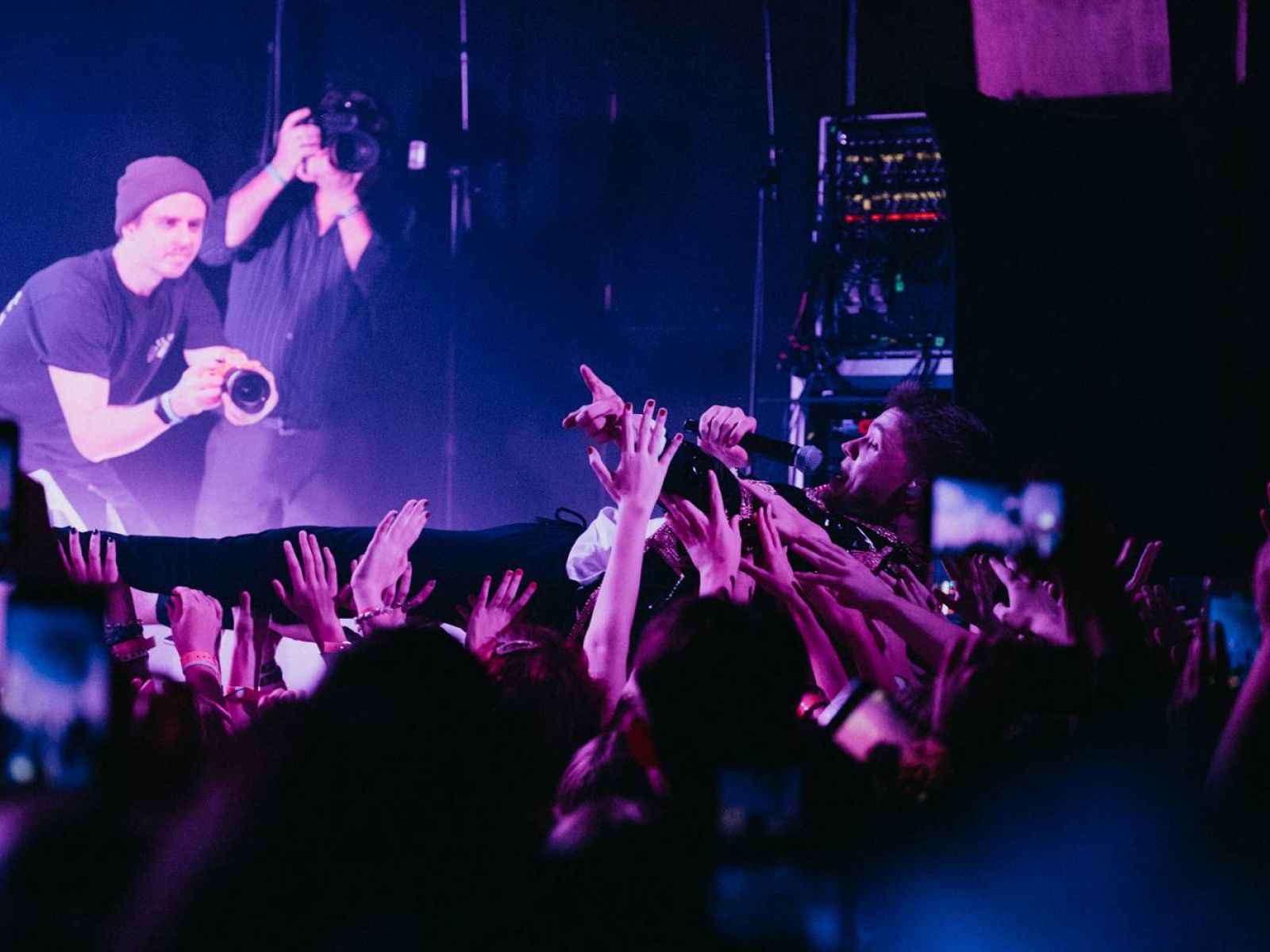 LIVE: Mikolas Josef se v Roxy vydal na tisíc procent. Vyzkoušel si stage diving a rozjásal publikum