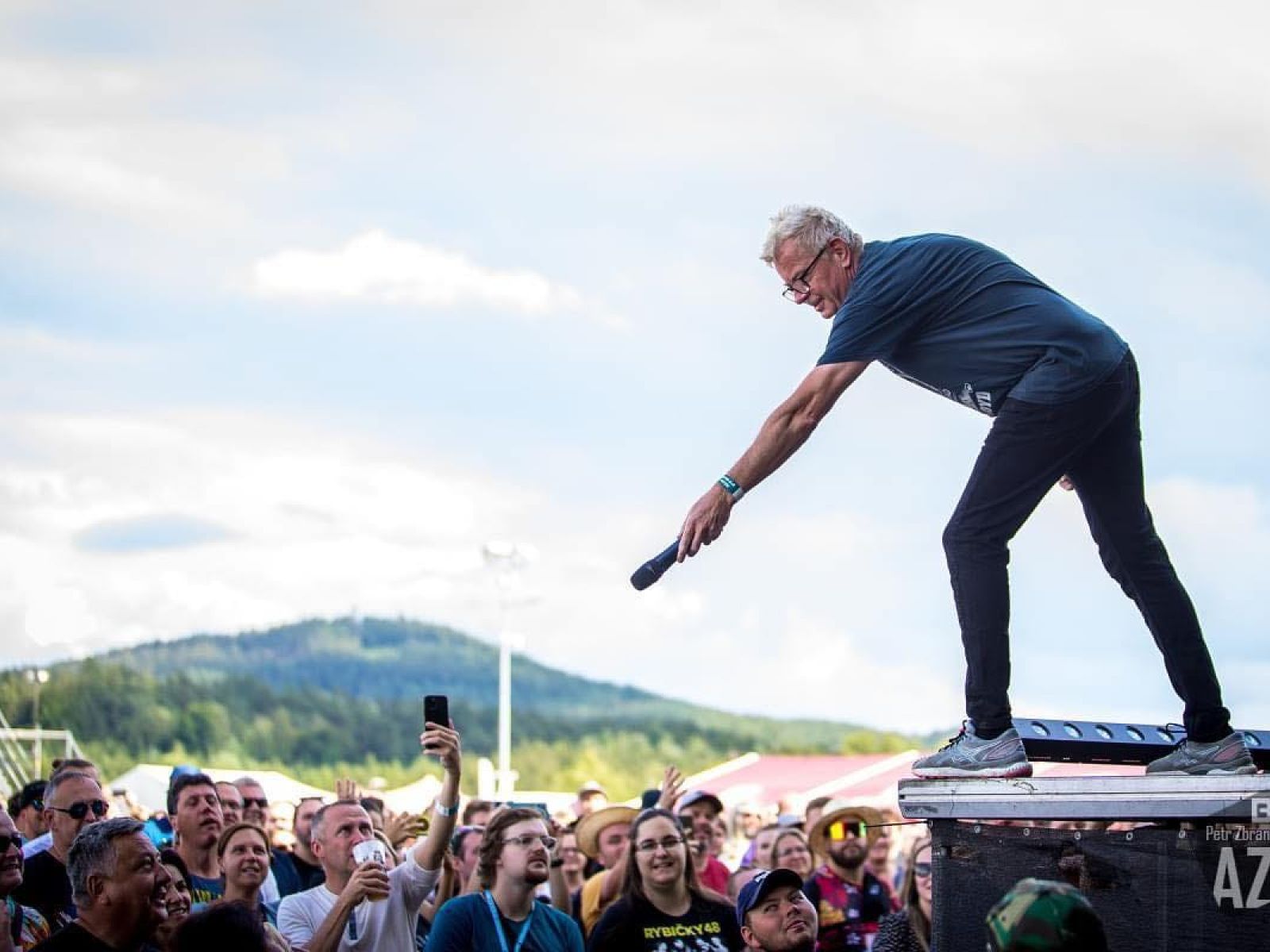 LIVE: Jelen rozbušil srdce Českého ráje. Pod Valečovem se protančila noc