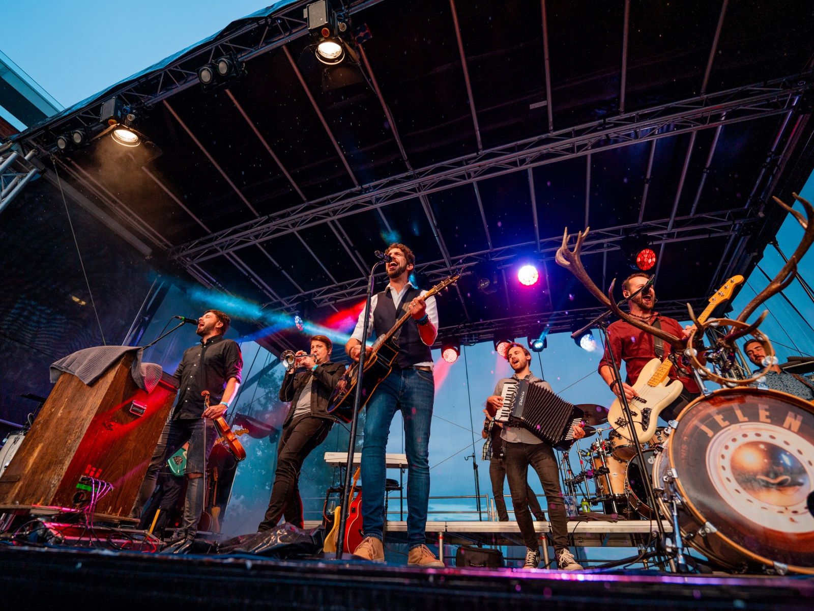 LIVE: Jelen rozbušil srdce Českého ráje. Pod Valečovem se protančila noc