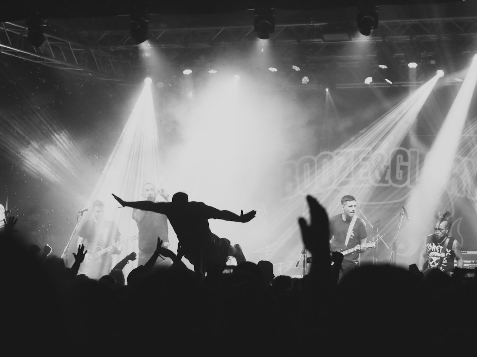 LIVE: Příznivci punku a ska zamířili do Tábora. Odstartoval festival Mighty Sounds