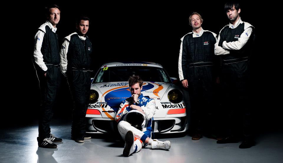 Ze 100°C jsou automobiloví závodníci