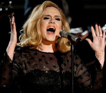 Adele stále trhá rekordy, porazila i Pink Floyd
