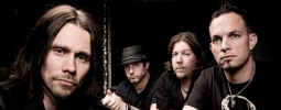RECENZE: Alter Bridge jdou proti proudu. Přitvrdili