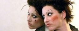 Amanda Palmer se v novém klipu stane krvavou vražedkyní