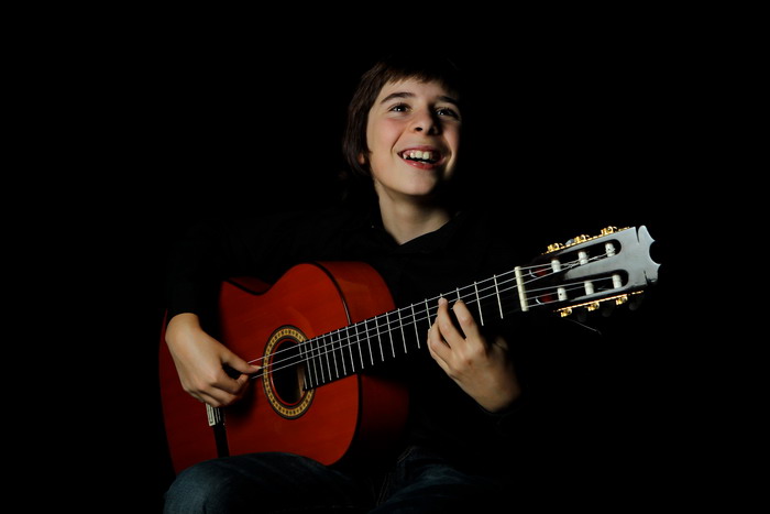 Do Prahy přijíždí kytarový Amadeus jménem Amos Lora