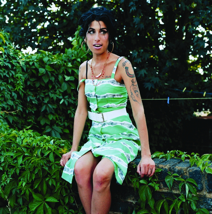 Amy Winehouse vydělává i po smrti, její šaty stojí 36.000 liber