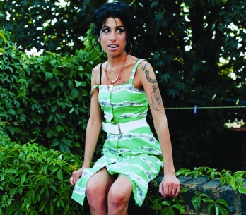 Amy Winehouse vydělává i po smrti, její šaty stojí 36.000 liber