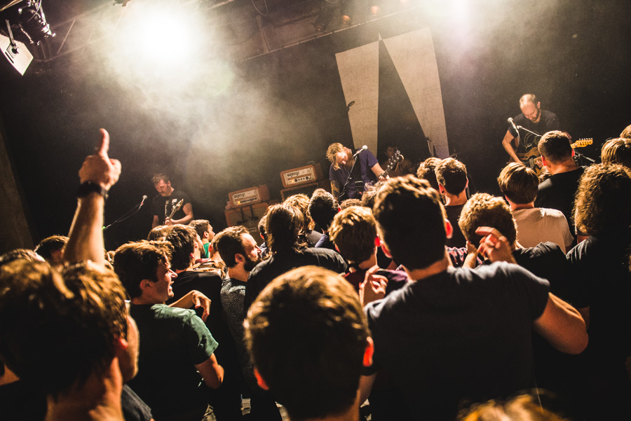 LIVE: And So I Watch You From Afar - silné momenty, nadšení fanoušci