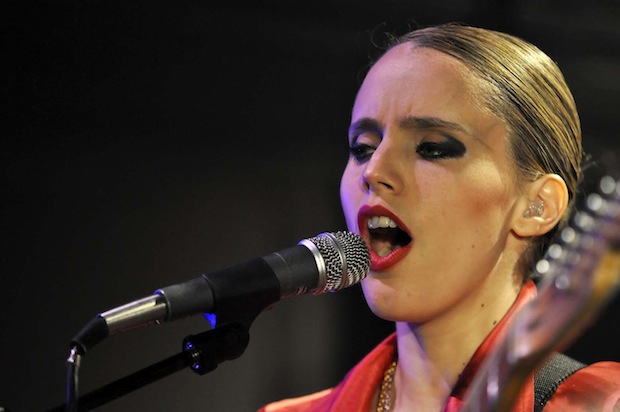 Odměřená i usměvavá Anna Calvi podruhé navštíví Česko