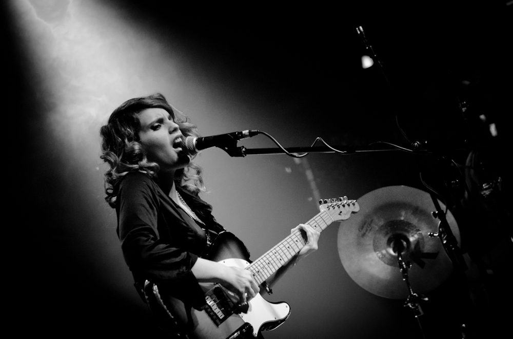 LIVE: Rudé rty Anny Calvi šeptaly i křičely