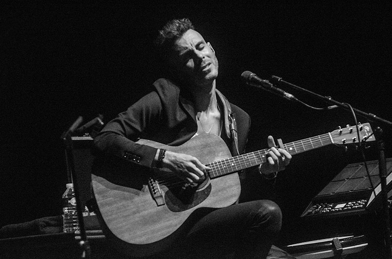 LIVE: Asaf Avidan o dělení superkontinentu i nočních návštěvách lednice