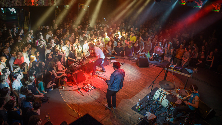 LIVE: Astronautalis, blázinec, makarony a špinavé ponožky