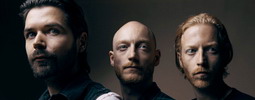 AUDIO: Biffy Clyro nelení, venku je nová nálož muziky