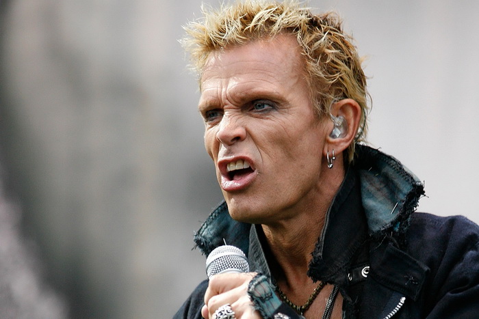Král rebelů Billy Idol se v červnu zašklebí i v Praze