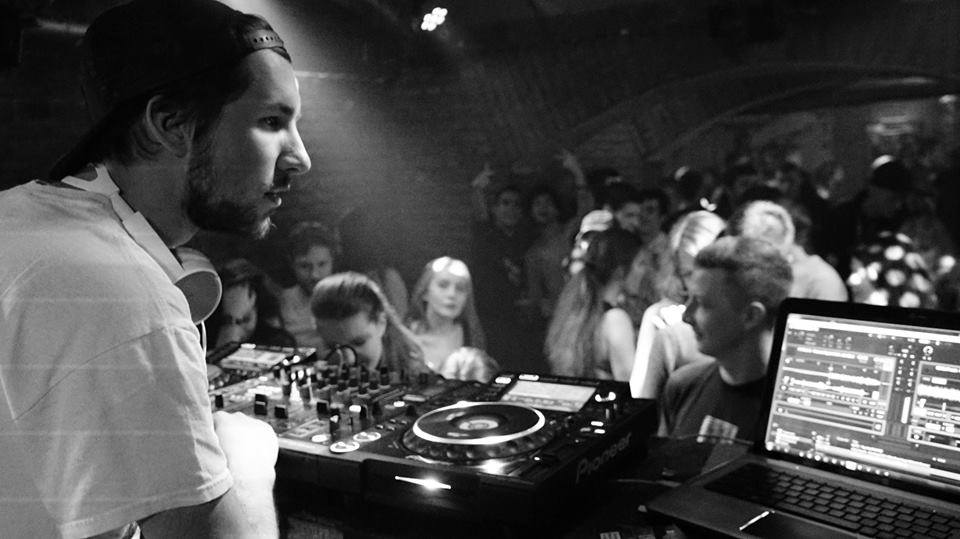 Rock DJ (6.): White Mice alias Black Bay