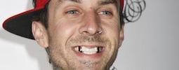 Travis Barker z Blink-182 bubnuje za mřížemi. Naštěstí jen v novém klipu
