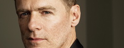 Mušketýr, svůdník i floutek: Bryan Adams a jeho 8 odlišných rolí