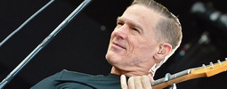LIVE: Bryan Adams v Brně vzpomínal i dojímal