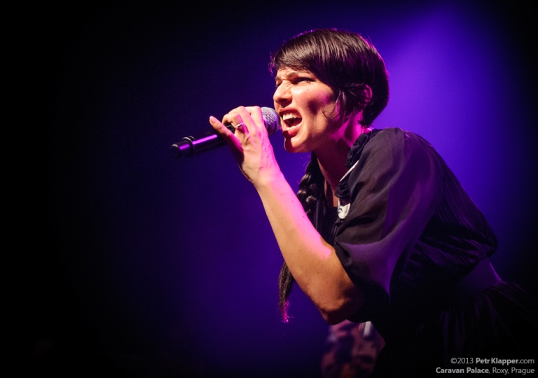 LIVE: Skákej, jak Caravan Palace pískají!