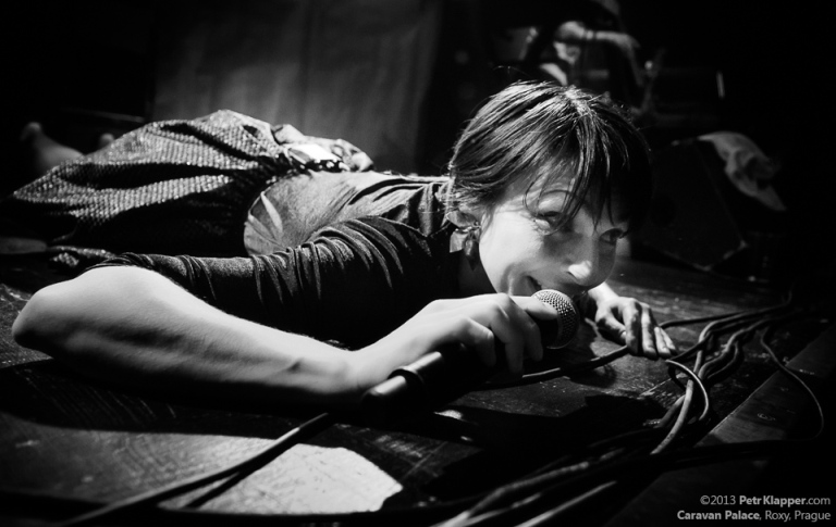 LIVE: Skákej, jak Caravan Palace pískají!