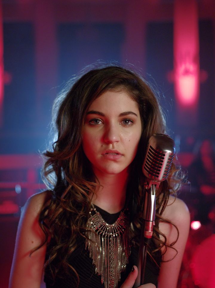 Celeste Buckingham: Moje hra na kytaru se hodí leda k táboráku