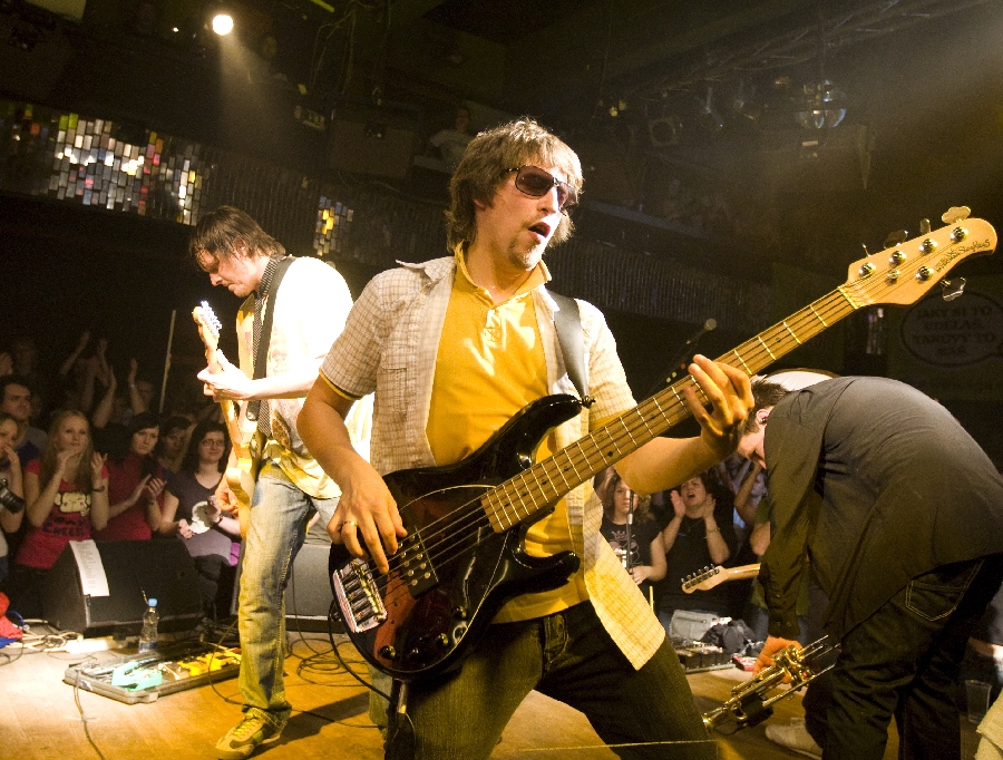 LIVE: Chinaski v klubu - nabitá kapela, statické publikum