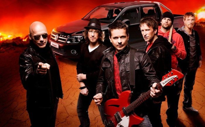 Neser boha, zpívají Chinaski v nevydané písni Nenávist