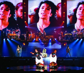 LIVE: Michael Jackson se díky Cirque du Soleil vrátil do Prahy 
