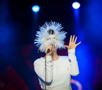 LIVE: Björk na Colours Of Ostrava přitáhla davy. Její koncert pro ně ale nebyl