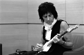 Jeff Beck poprvé zavítá do Prahy a hned o tři čerstvé gramofonky Grammy těžší