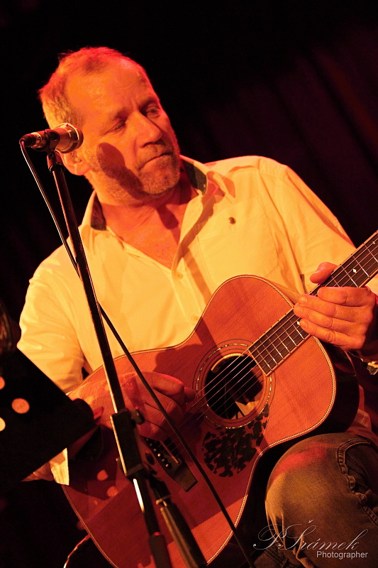 LIVE: David Koller unplugged aneb poznej písničku po osmi taktech