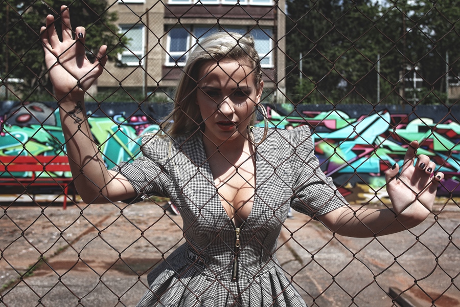 VIDEO: Dominika Mirgová v nové skladbě rapuje